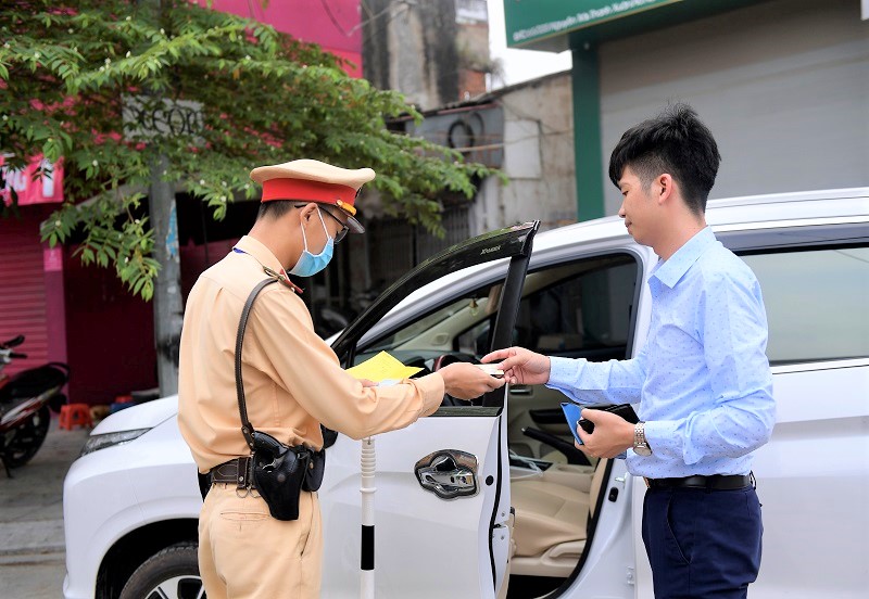 phí đăng ký xe ô tô Trong trường hợp, xe mới mua chưa có biển số cũng không có đăng ký tạm thời mà vẫn tham gia giao thông thì người điều khiển xe sẽ bị xử phạt